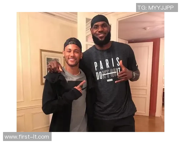 詹姆斯与足球明星同框合影展现体育巨星的友谊与魅力